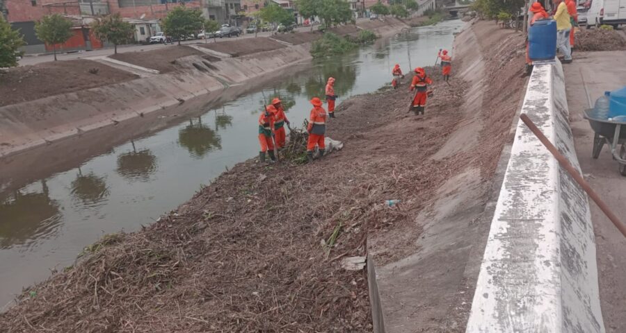 Limpeza no igarapé do Passarinho integra ações preventiivas contra enchentes na capital - Foto: Divulgação/Semulsp