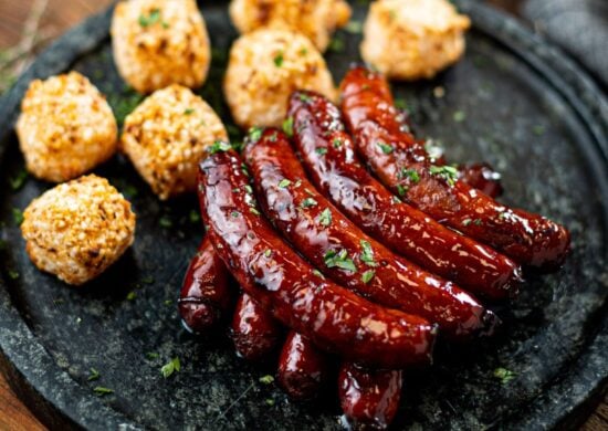 Linguiça caramelizada na cerveja - Foto: Reprodução/Receitaria