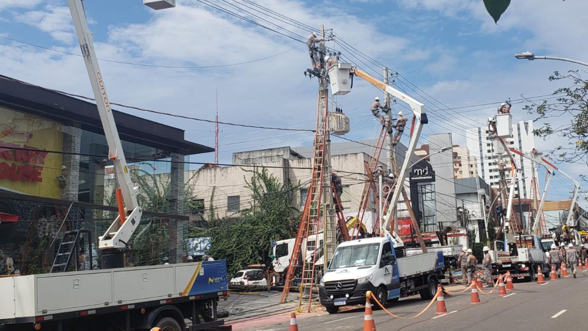 Fios de telecomunicação desativados são retirados de postes em Manaus