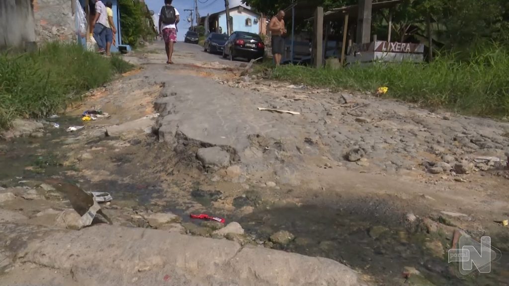 Moradores são prejudicados por rua esburacada e sem saneamento em Manaus