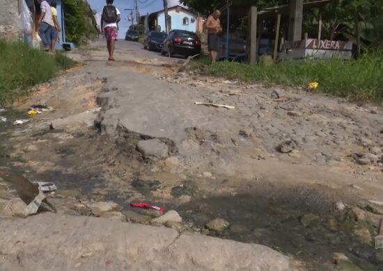 Moradores são prejudicados por rua esburacada e sem saneamento em Manaus