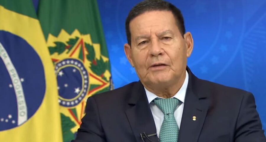 Presidente em exercício Mourão faz críticas durante pronunciamento