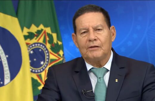 Presidente em exercício Mourão faz críticas durante pronunciamento