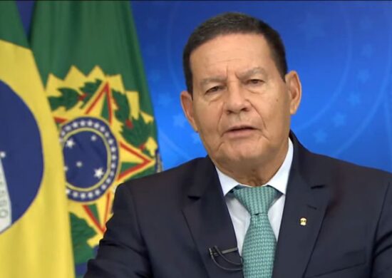 Presidente em exercício Mourão faz críticas durante pronunciamento