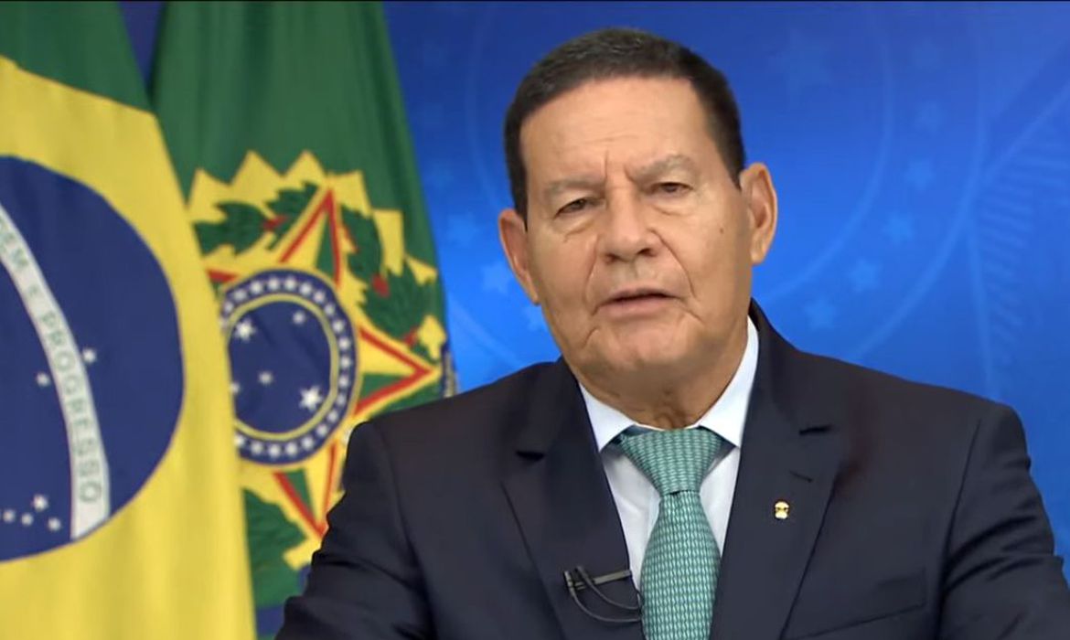 Presidente em exercício Mourão faz críticas durante pronunciamento