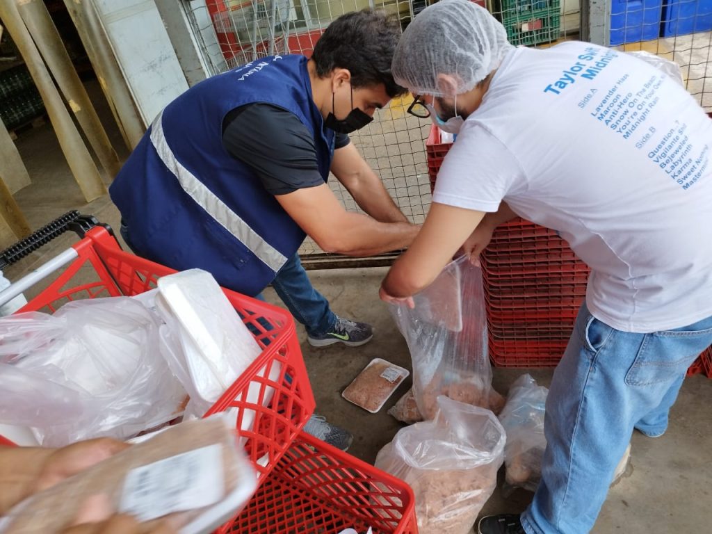 Operação fiscaliza alimentos colocados à venda para população em supermercados - Foto: Divulgação/Semsa
