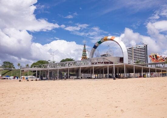 Palco do Réveillon Sustenstável começa a ser montado na praia - Foto: João Viana/Manauscult