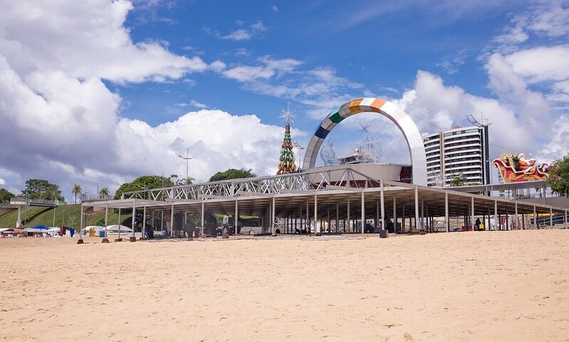 Palco do Réveillon Sustenstável começa a ser montado na praia - Foto: João Viana/Manauscult