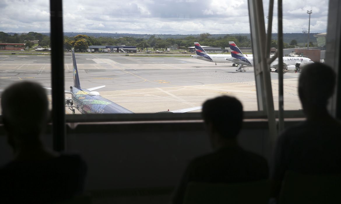 Passageiros que teve voo cancelado pode adquirir reembolso da passagem - Foto: José Cruz/Agência Brasil
