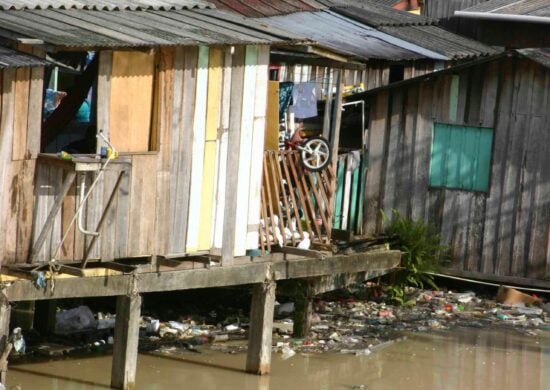 Pobreza extrema: imagem de palafitas em Manaus mostra situação de uma parcela da população - Foto: Alberto César Araújo/Estadão Conteúdo