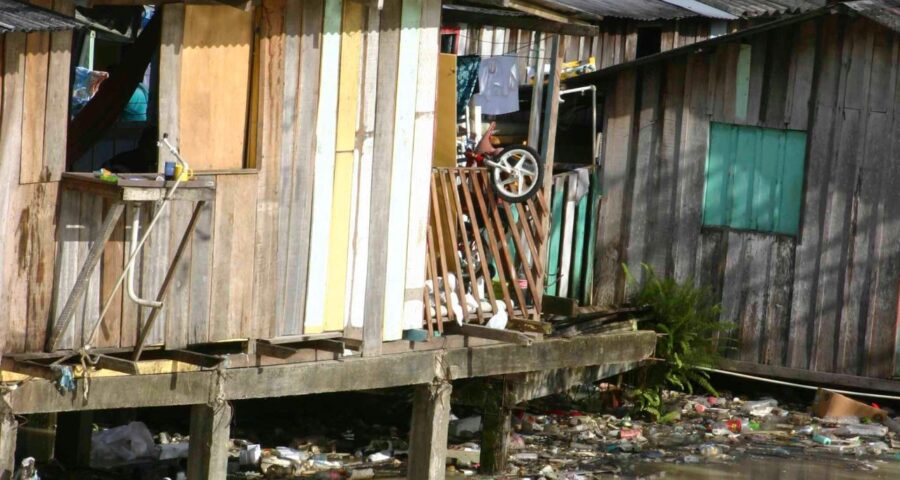 Pobreza extrema: imagem de palafitas em Manaus mostra situação de uma parcela da população - Foto: Alberto César Araújo/Estadão Conteúdo