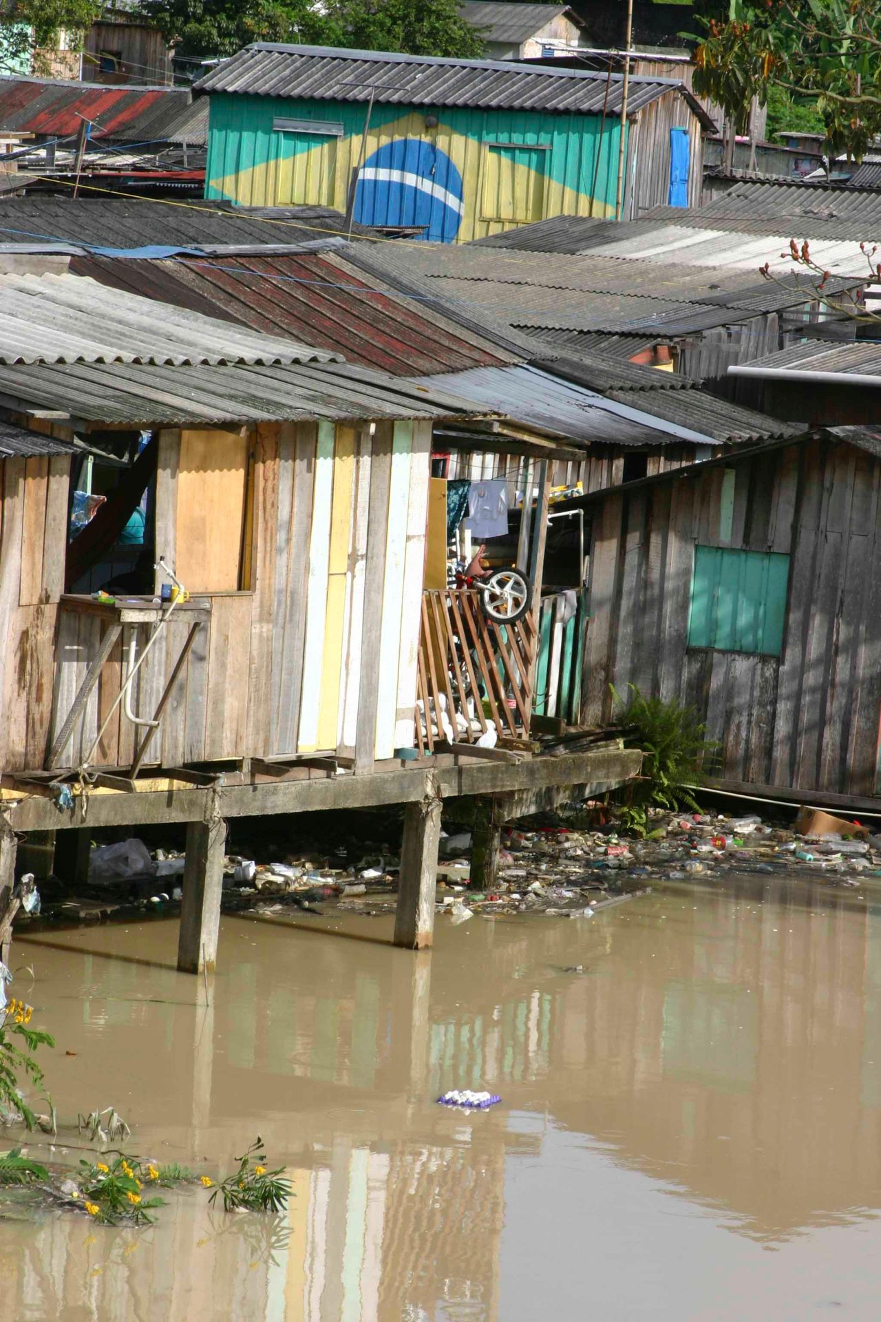 Pobreza extrema: imagem de palafitas em Manaus mostra situação de uma parcela da população - Foto: Alberto César Araújo/Estadão Conteúdo