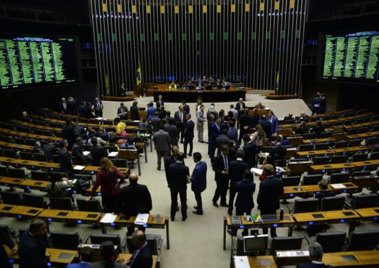 Em esforço concentrado, Câmara deve votar 13 MPs do governo anterior nesta semana - Foto: Foto: Ton Molina/Foto Arena/Estadão Conteúdo