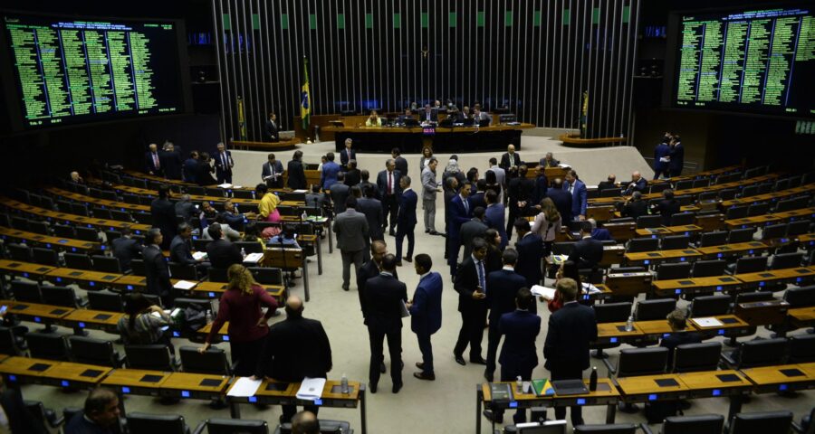 Em esforço concentrado, Câmara deve votar 13 MPs do governo anterior nesta semana - Foto: Foto: Ton Molina/Foto Arena/Estadão Conteúdo