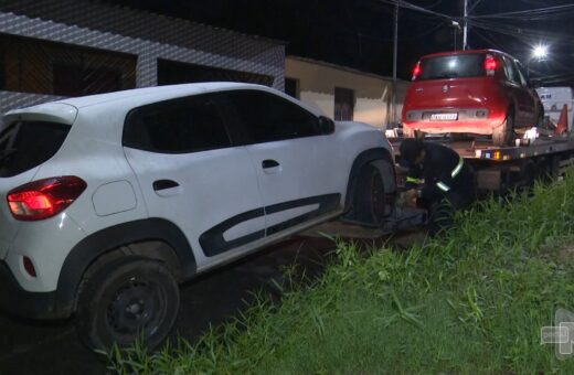 Suspeitos deixam carros para escapar da polícia na Zona Oeste de Manaus