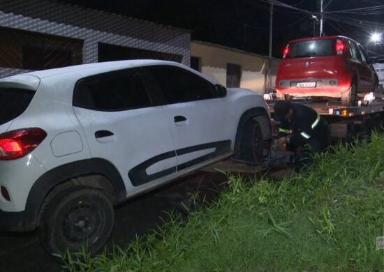 Suspeitos deixam carros para escapar da polícia na Zona Oeste de Manaus