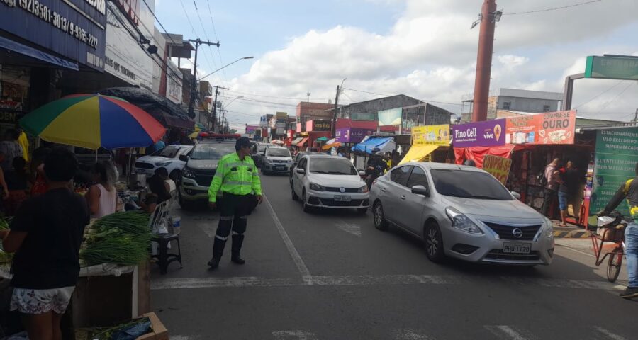 Agentes monitoram trânsito nas proximidades de áreas comerciais - Foto: Divulgação/IMMU