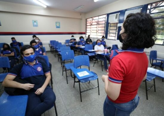 Educador em sala de aula - Foto: Divulgação/SeducAM