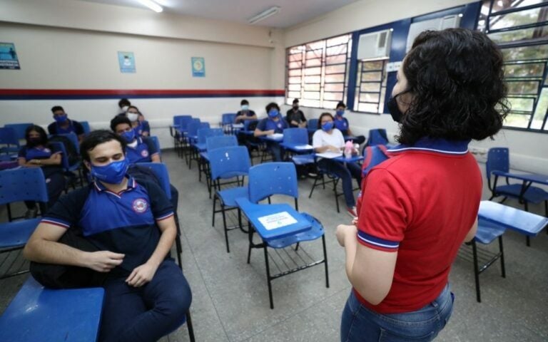 Educador em sala de aula - Foto: Divulgação/SeducAM