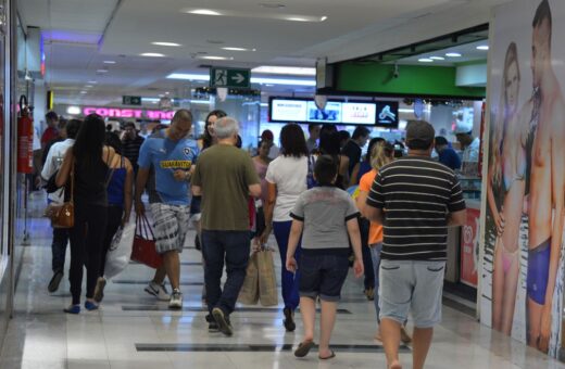 Vendas de Natal nos shoppings devem movimentar mais de R$ 5 bilhões, segundo Abrasce - Foto: Valter Campanato/Agência Brasil