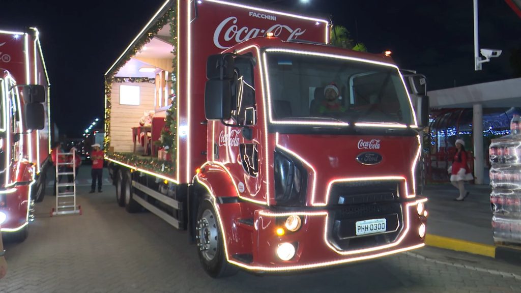 Caravana de natal da Coca-Cola passa por várias avenidas de Manaus