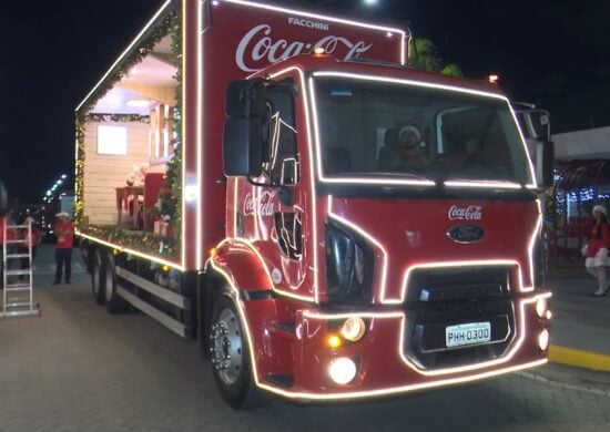 Caravana de natal da Coca-Cola passa por várias avenidas de Manaus