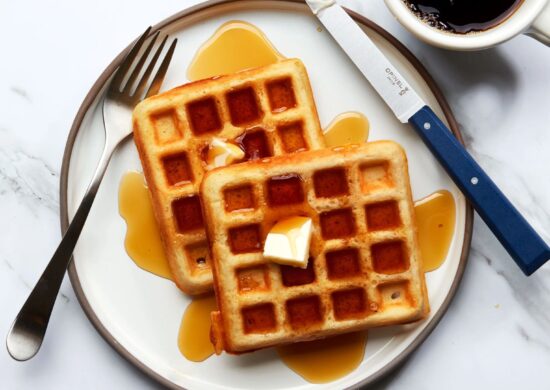 Sirva os waffles com manteiga, mel ou geleia - Foto: Reprodução/Receitaria