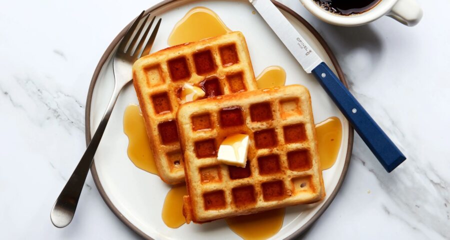 Sirva os waffles com manteiga, mel ou geleia - Foto: Reprodução/Receitaria