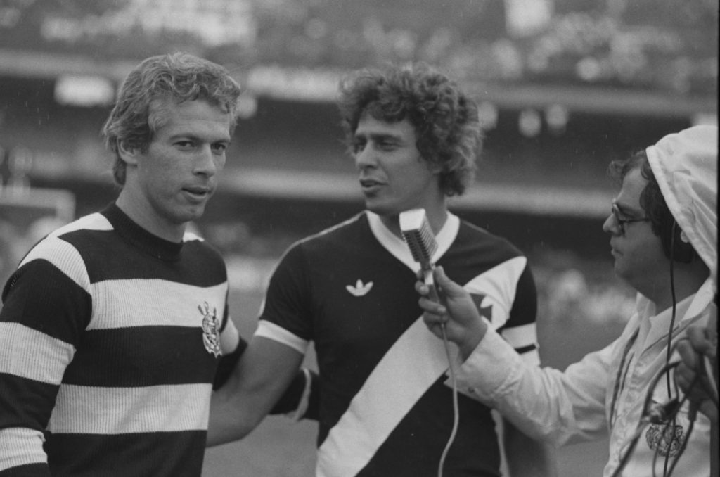 Em 1983, em São Paulo, o goleiro Emerson leão (e), do Corinthians, e Roberto Dinamite, do Vasco, concedem entrevista a repórter de campo, no Estádio do Morumbi, antes do início da partida válida pelo Campeonato Brasileiro de Futebol - Foto: Estadão Conteúdo