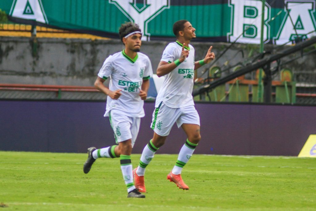 Renato Marques marcou o gol de pênalti do Amércia Mineiro - Foto: Vinicius Nunes/Agência F8/Estadão Conteúdo