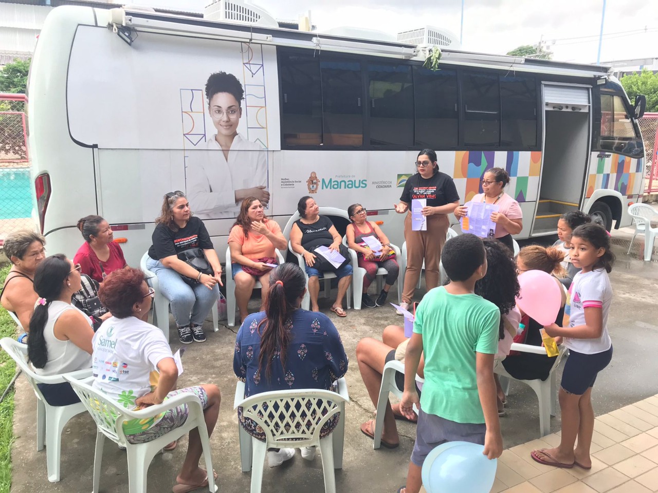 Usuárias do Magdalena Arce Daou recebem atendimento psicossocial em Unidade Móvel