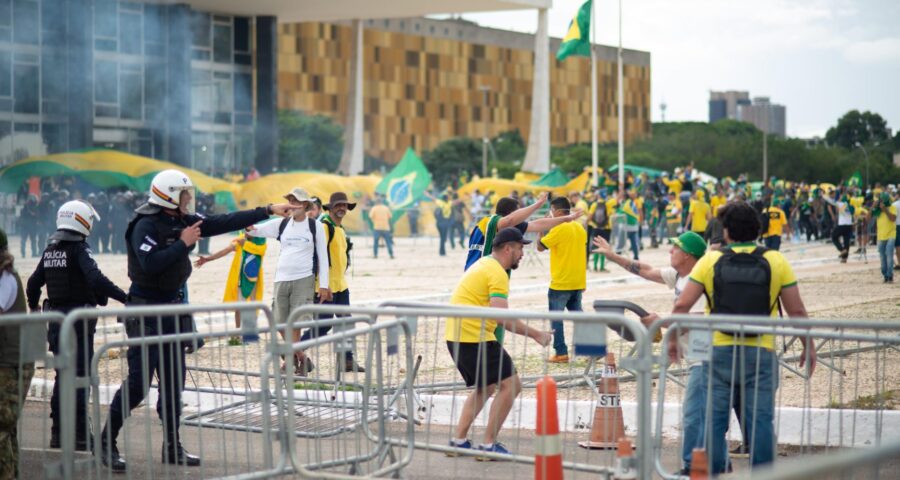 Invasores podem responder por terrorismo com pena de até 30 anos, dizem juristas