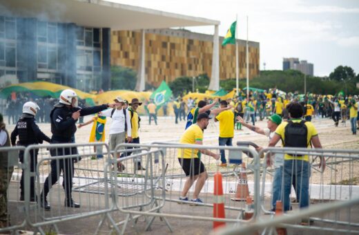 Invasores podem responder por terrorismo com pena de até 30 anos, dizem juristas