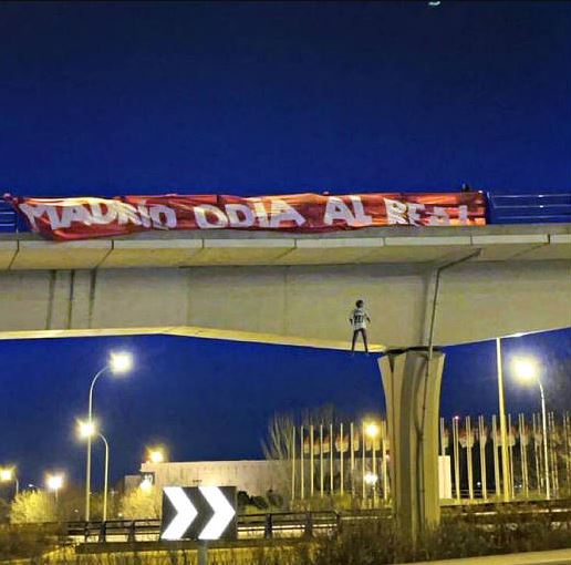 Um boneco vestido com a camisa de Vinicius Junior foi pendurado em uma ponte em Madri, enforcado por uma corda - Foto: Reprodução