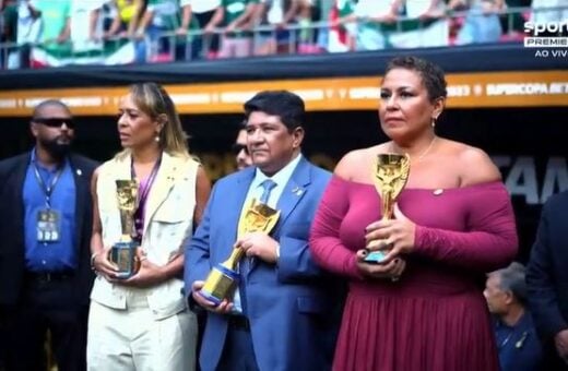 Presidente da CBF com as filhas do Atleta do Século e as três taças das Copas do Mundo conquistadas pelo Rei do Futebol em 1958, 1962 e 1970 - Foto: Reprodução/Sportv