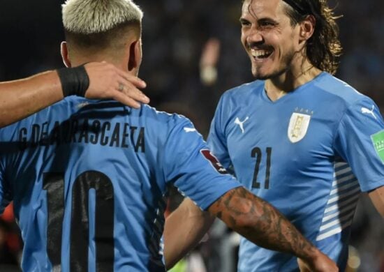 Cavani era um dos mais exaltados e foi visto até derrubando a cabine do VAR - Foto: Reprodução/@fifa