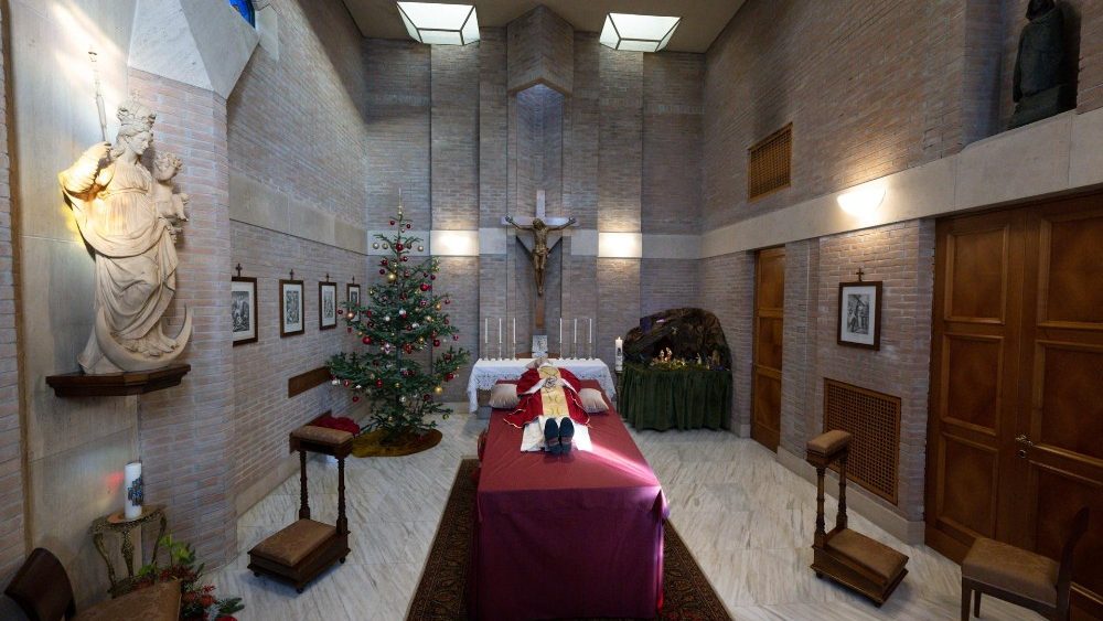Corpo de Bento XVI na capela do Vaticano no dia 02 de janeiro de 2023