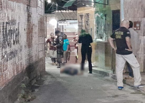 VÍDEO: jovem de 22 anos é morto a tiros em beco da Zona Oeste de Manaus