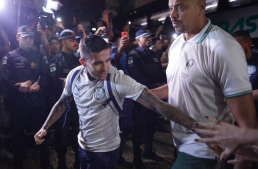 Dudu durante chegada ao Hotel Gran Mercure na cidade de Brasília nesta sexta-feira para a disputa da Supercopa contra o Flamengo - Foto: Ettore Chiereguini/AGIF - Agência de Fotografia/Estadão Conteúdo