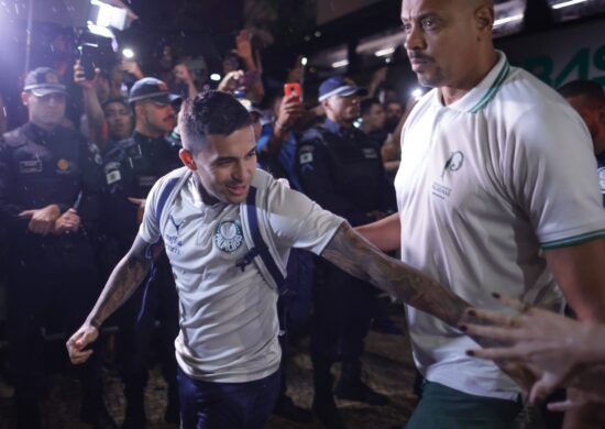 Dudu durante chegada ao Hotel Gran Mercure na cidade de Brasília nesta sexta-feira para a disputa da Supercopa contra o Flamengo - Foto: Ettore Chiereguini/AGIF - Agência de Fotografia/Estadão Conteúdo