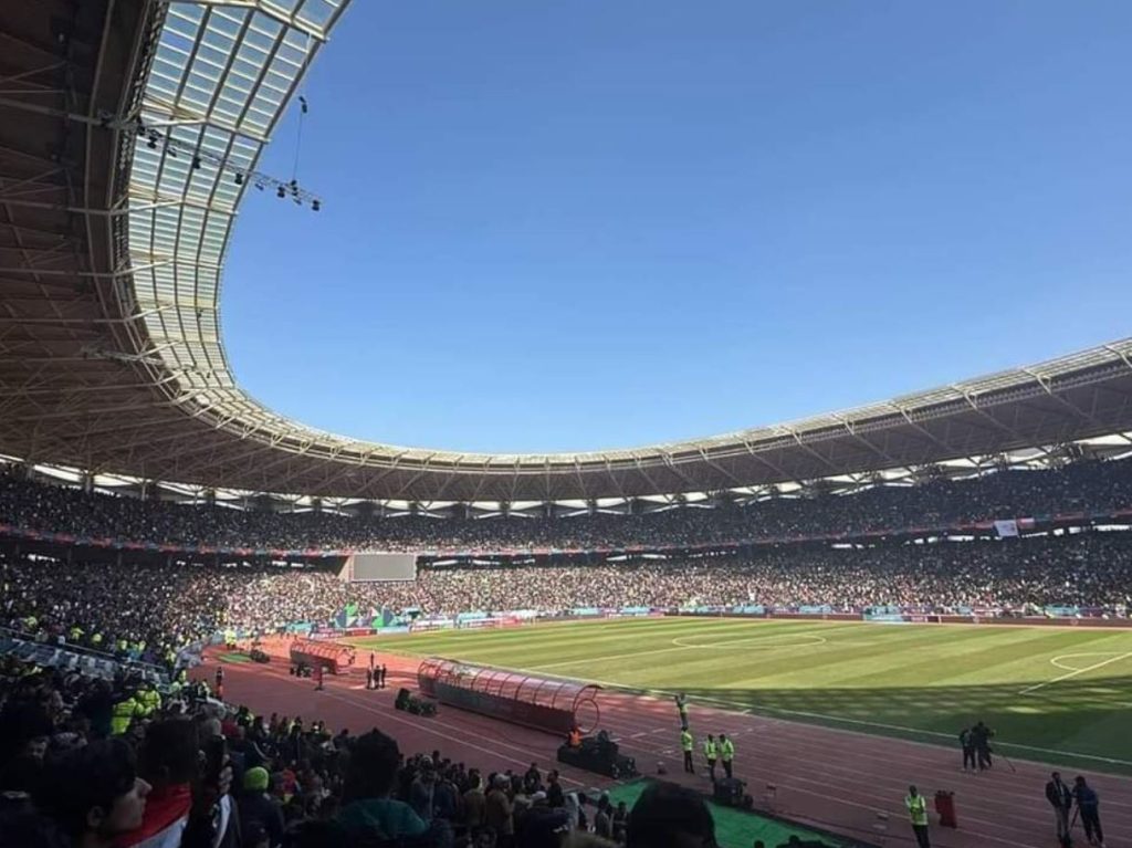O Estádio de Basra estava tomado de gente - Foto: Reprodução/Twitter@SoccerIraq