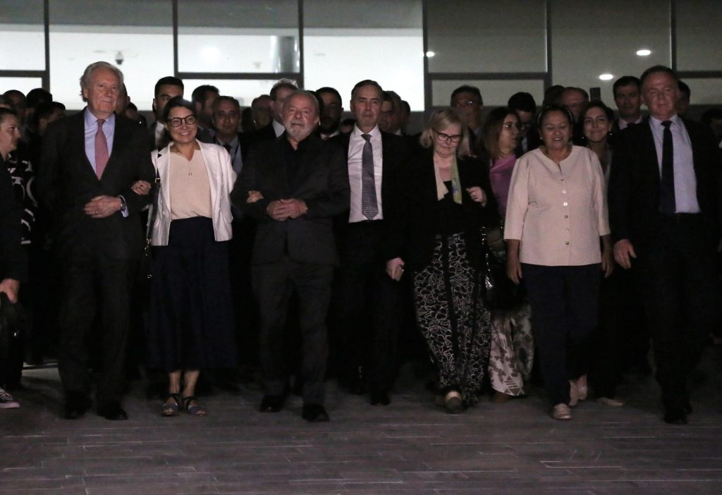 Lula, ministros e governadores atravessam a Praça dos Três Poderes e vão ao STF - Foto: Fátima Meira/Futura Press/Futura Press/Estadão Conteúdo