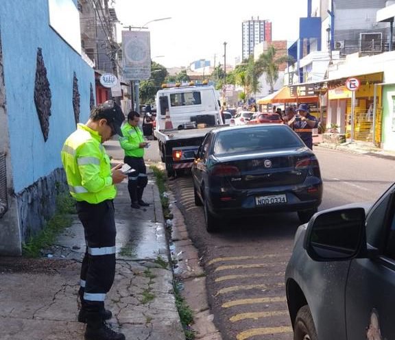 Veículos em estacionamento irregular em Manaus