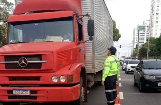 Agentes de trânsito realizaram fiscalização em veículos pesados na avenida Mário Ypiranga - Foto: Divulgação / IMMU