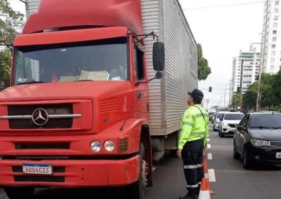 Agentes de trânsito realizaram fiscalização em veículos pesados na avenida Mário Ypiranga - Foto: Divulgação / IMMU