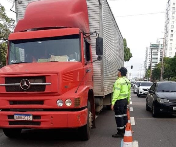 Agentes de trânsito realizaram fiscalização em veículos pesados na avenida Mário Ypiranga - Foto: Divulgação / IMMU