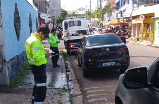 Veículos em estacionamento irregular em Manaus