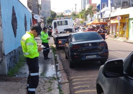 Veículos em estacionamento irregular em Manaus