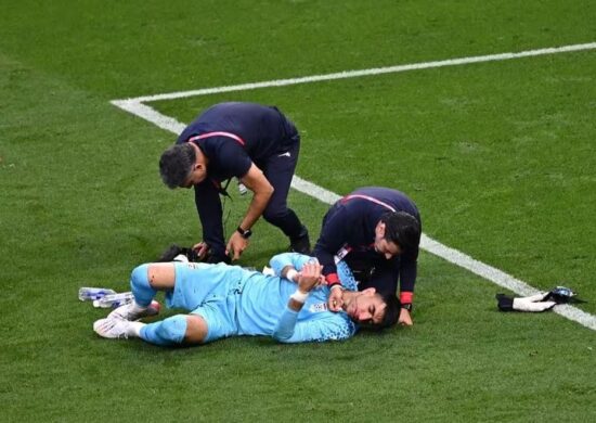 Goleiro do Irã, Alireza Beiranvand, foi substituído por concussão – Foto: Reprodução/Twitter@fifa