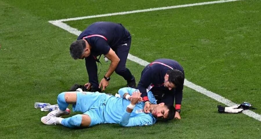 Goleiro do Irã, Alireza Beiranvand, foi substituído por concussão – Foto: Reprodução/Twitter@fifa